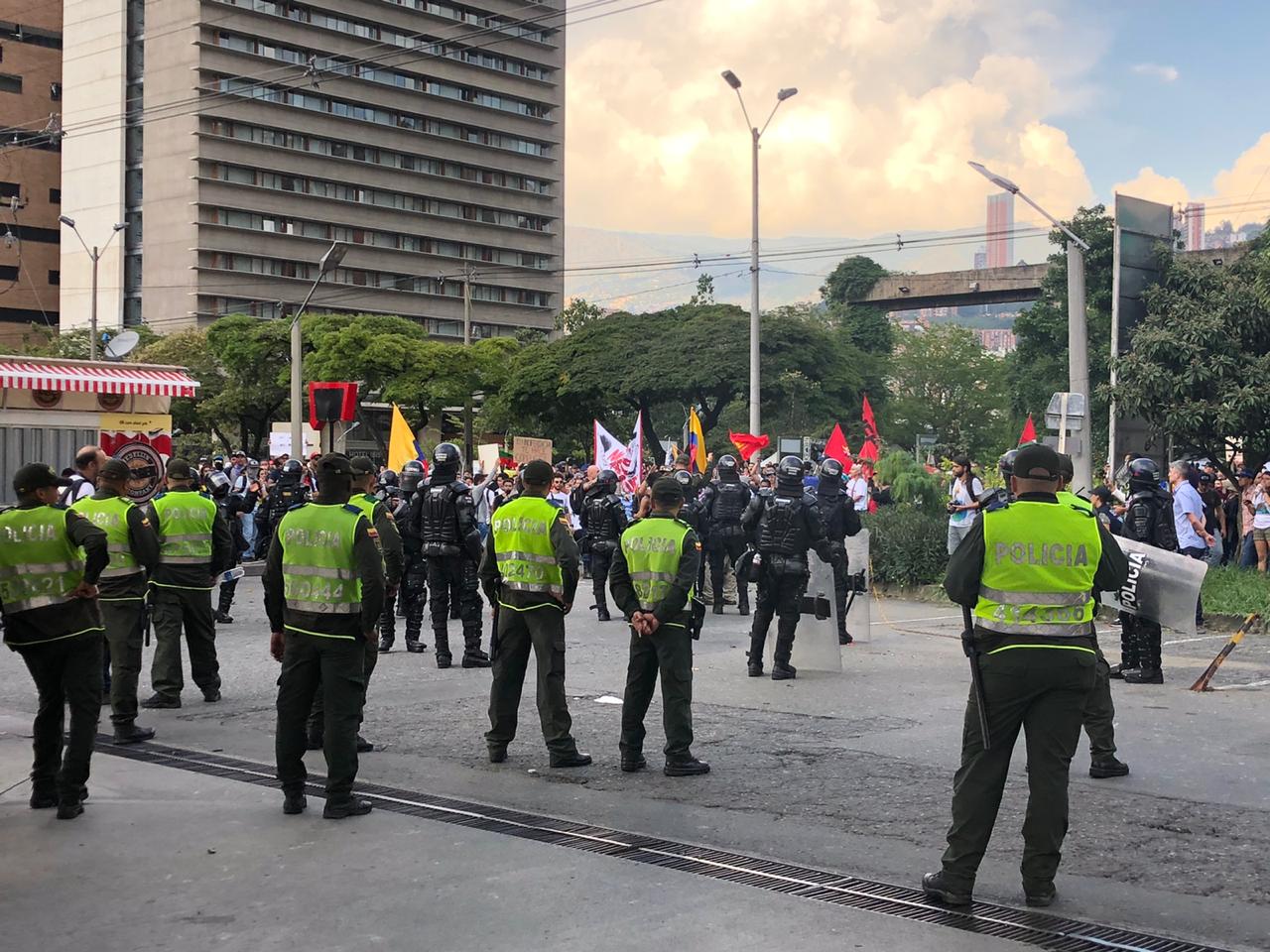 Autoridades despejaron a los manifestantes que bloquearon la Avenida Regional