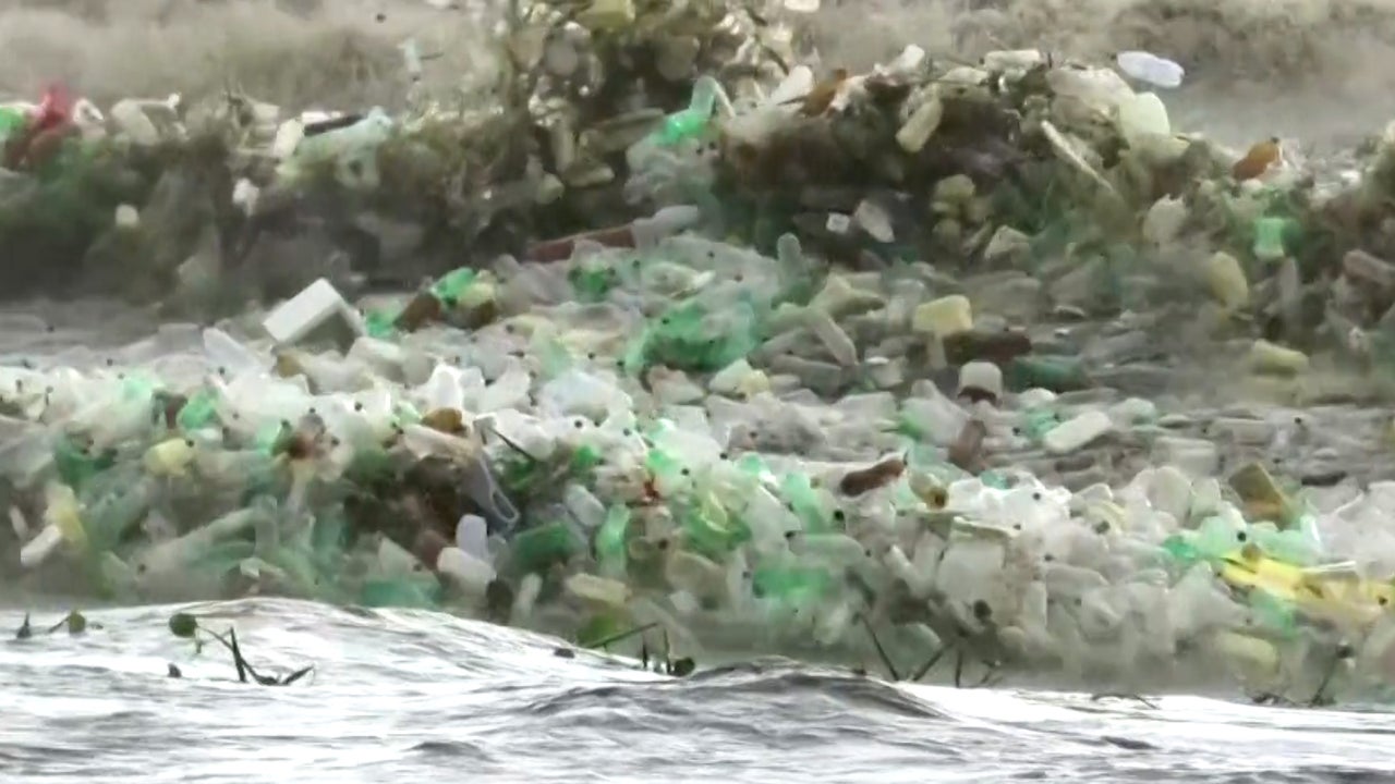 (Video) Olas de plástico se tomaron las costas de Sudáfrica