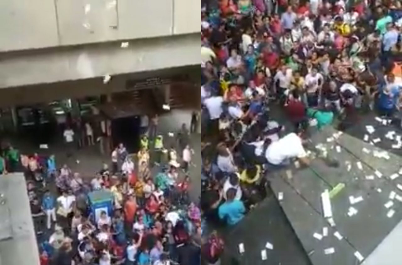 Lluvia de billetes causó conmoción en el centro de Medellín