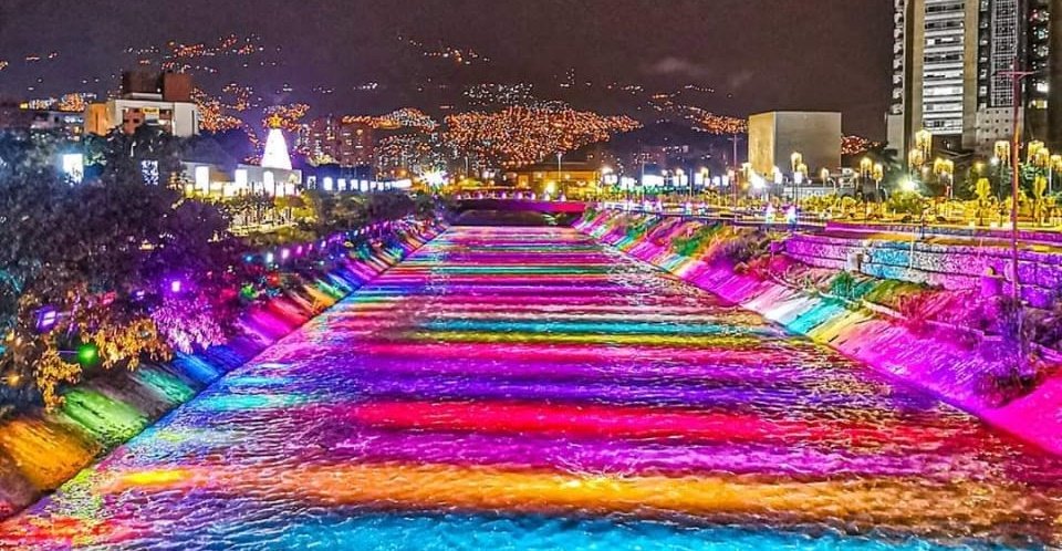 Al río Medellín lo alumbran luces de colores esta Navidad