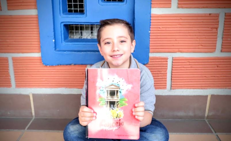 Niños de Envigado recibieron cuadernos con personajes históricos del municipio