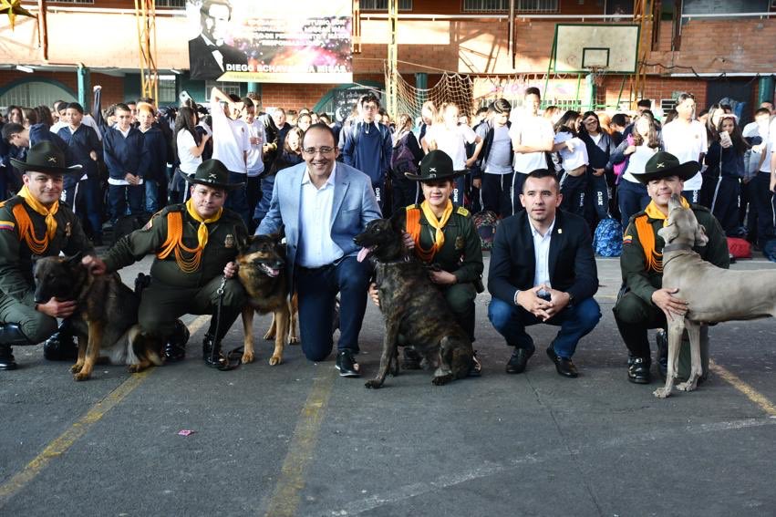Con perros antinarcóticos, Policía adelanta requisas en colegios de Itagüí