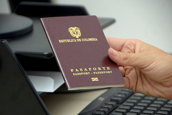 Entrega de fichos para agilizar el trámite del pasaporte en Antioquia