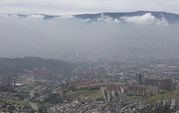 Incendios afectan calidad del aire de Medellín y piden precaución con la población más sensible