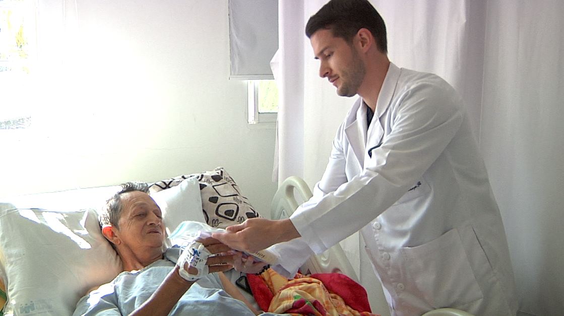 Directivas del Hospital La María regalan kit de aseo a sus pacientes