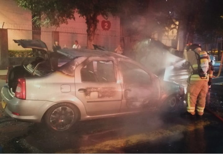 Bomberos controlaron incendio vehicular en Sabaneta