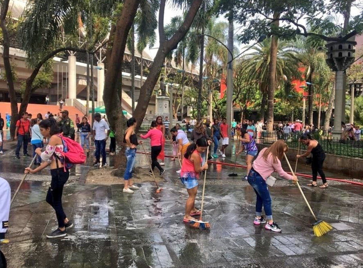 Cerca 250 personas se unieron para limpiar el Parque Berrío