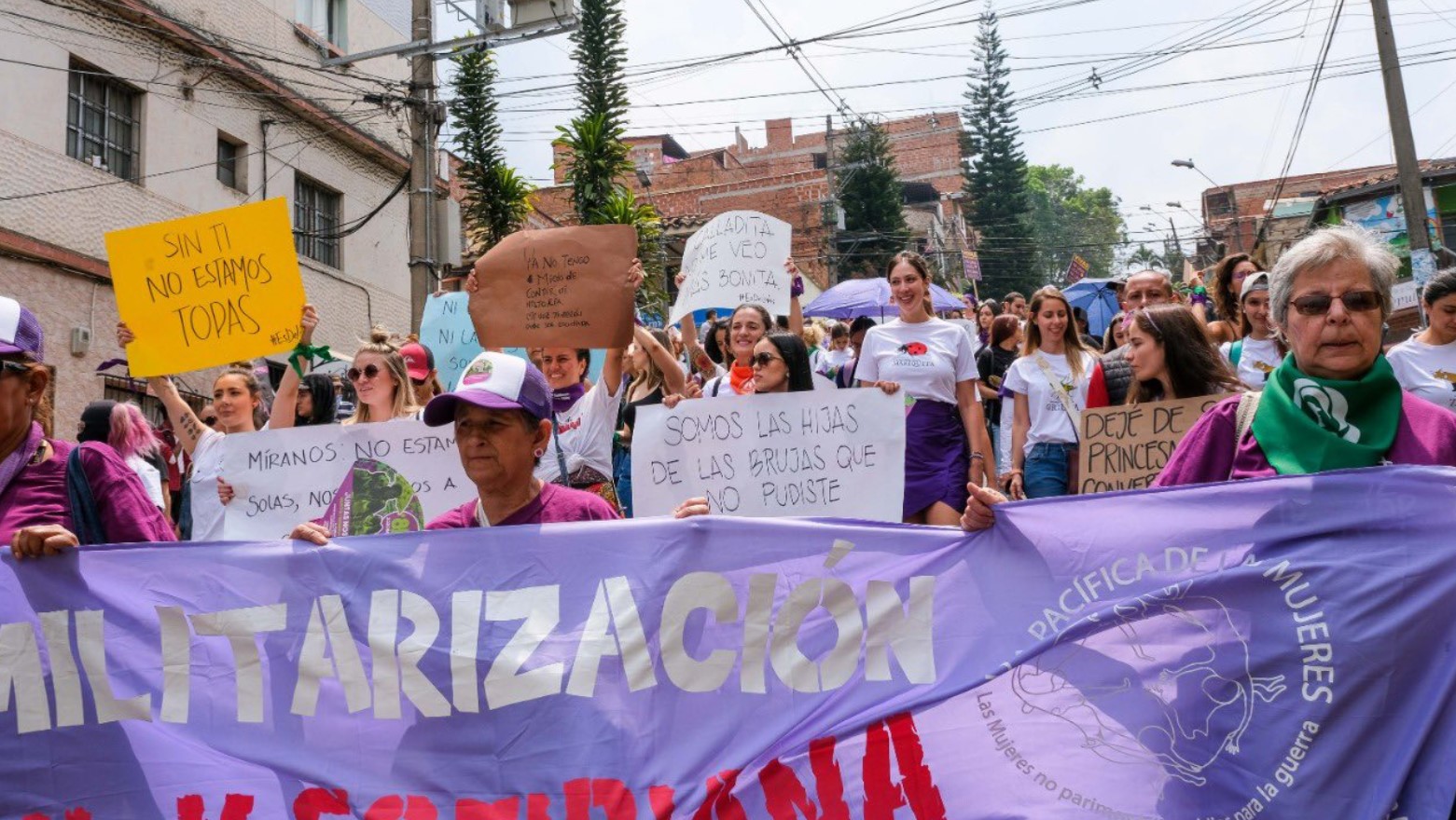 Más de 300 mujeres marcharon en Medellín por sus derechos