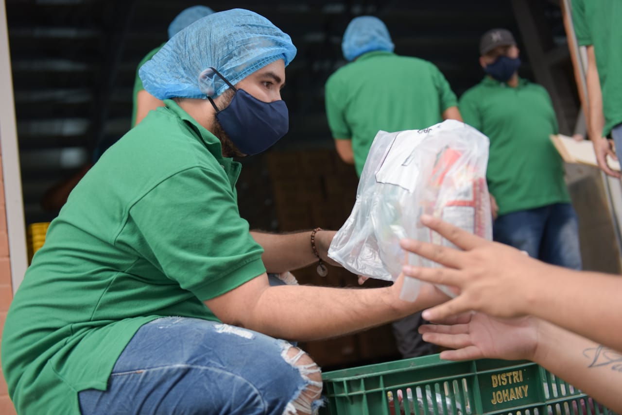 Inició la entrega de paquetes alimentarios a estudiantes en Medellín