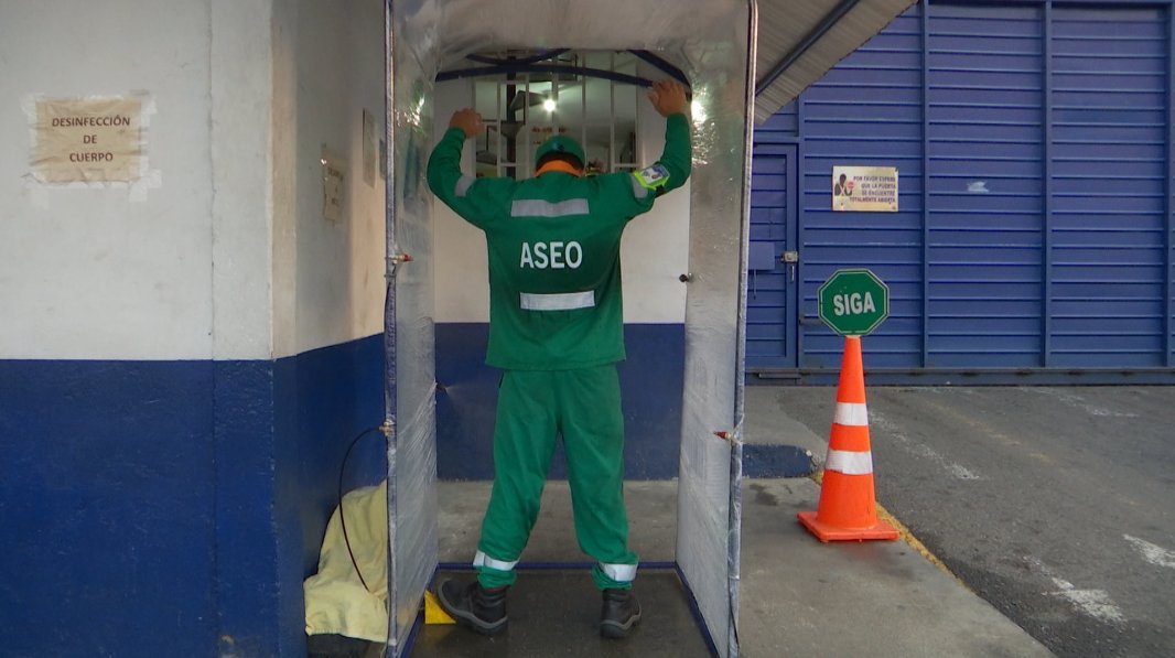 Empresa de aseo implementó cabina de desinfección para sus empleados