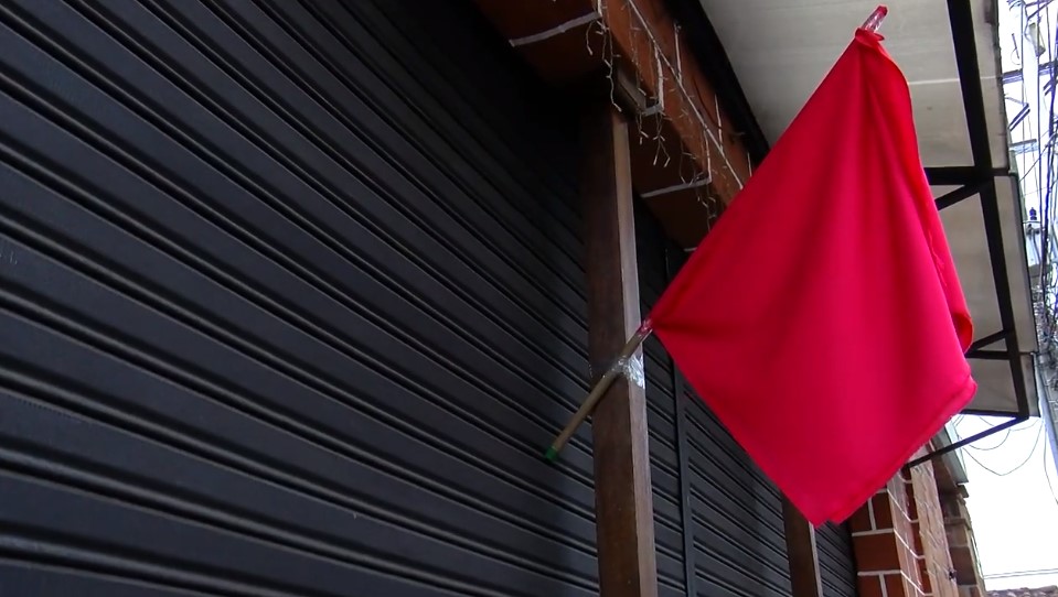 Con trapos rojos, comerciantes de Envigado piden una solución al Gobierno