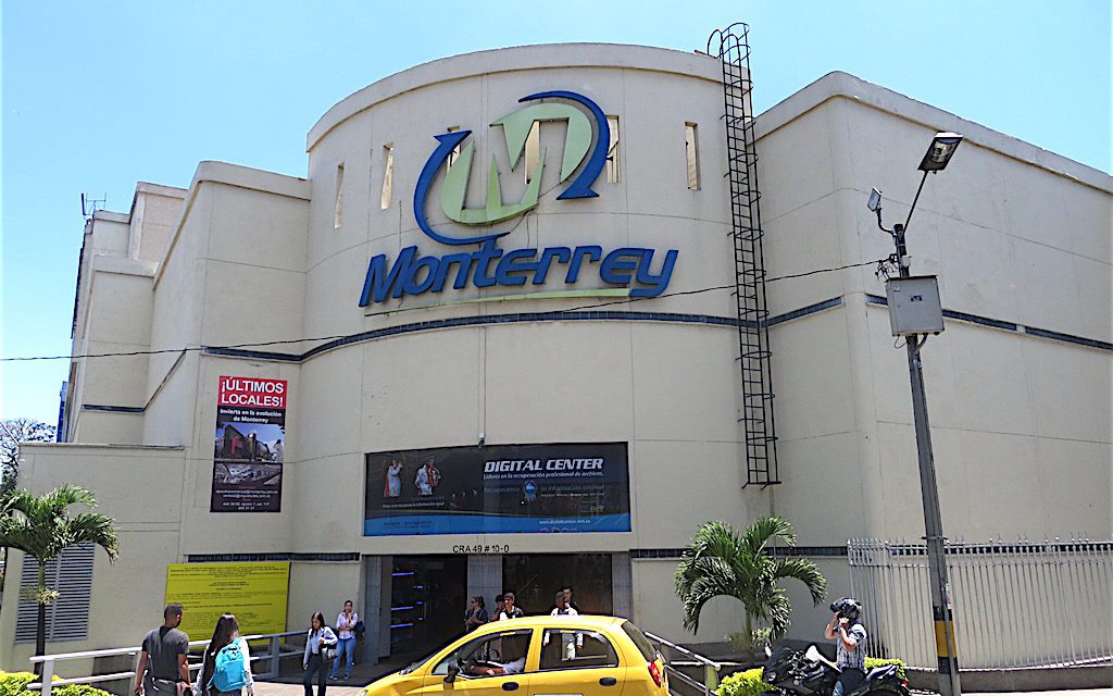 Locales Comerciales Prestan Servicio En El Centro Comercial Monterrey