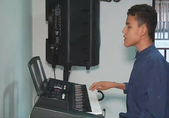 Joven invidente aprendió a tocar el piano durante la cuarentena
