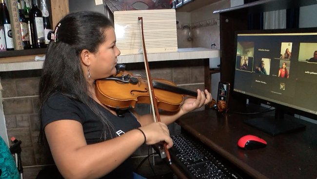 Profesora Ensena A Tocar El Violin A Traves De Clases Virtuales