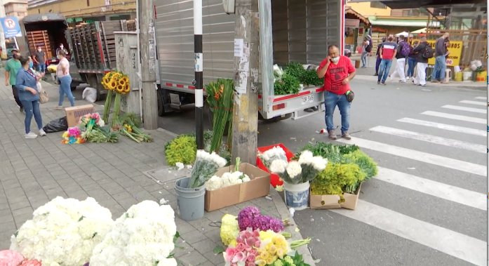 Registran a ciudadanos incumpliendo la cuarentena cerca a la Placita de  Flórez