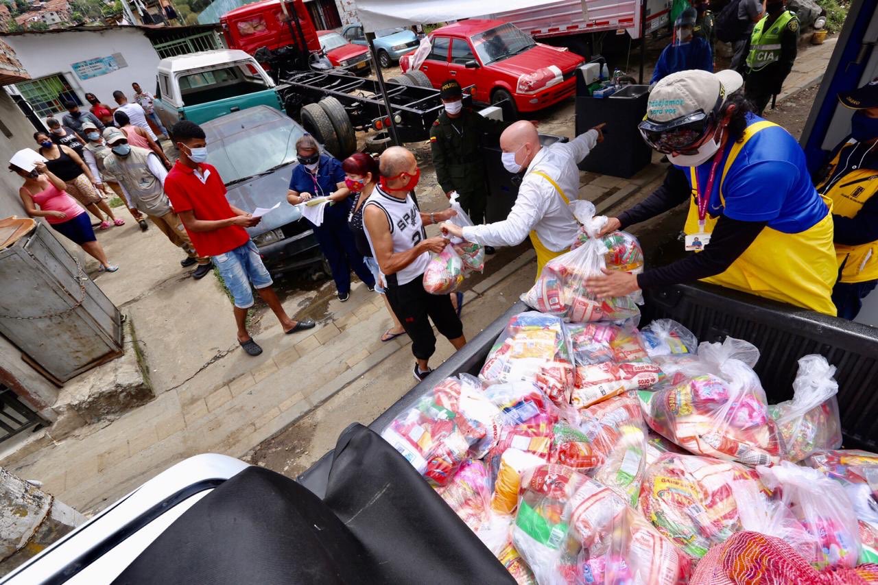 Alcaldía de Medellín entrega ayudas alimentarias en Santa Cruz