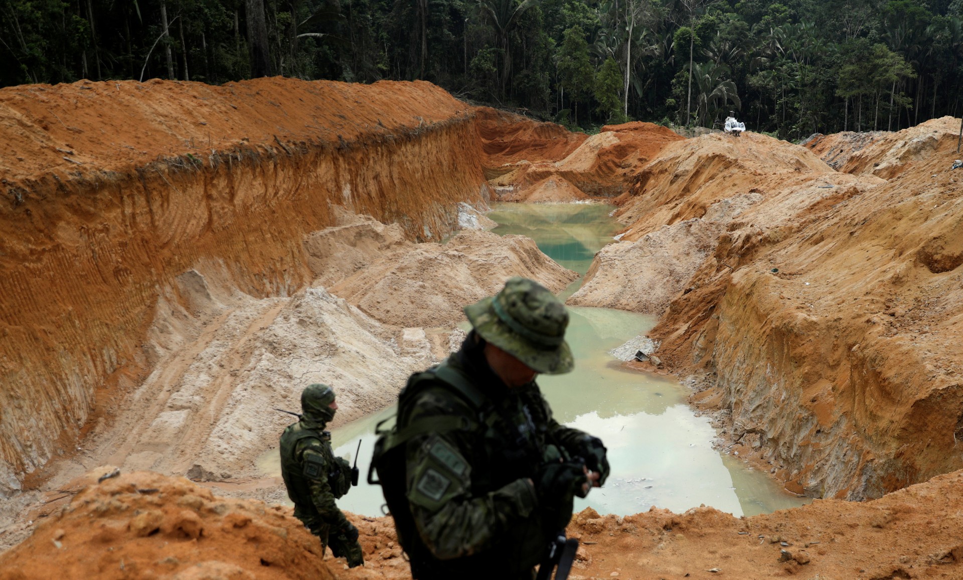 Ejército destruye explotaciones mineras de “Los Caparros”