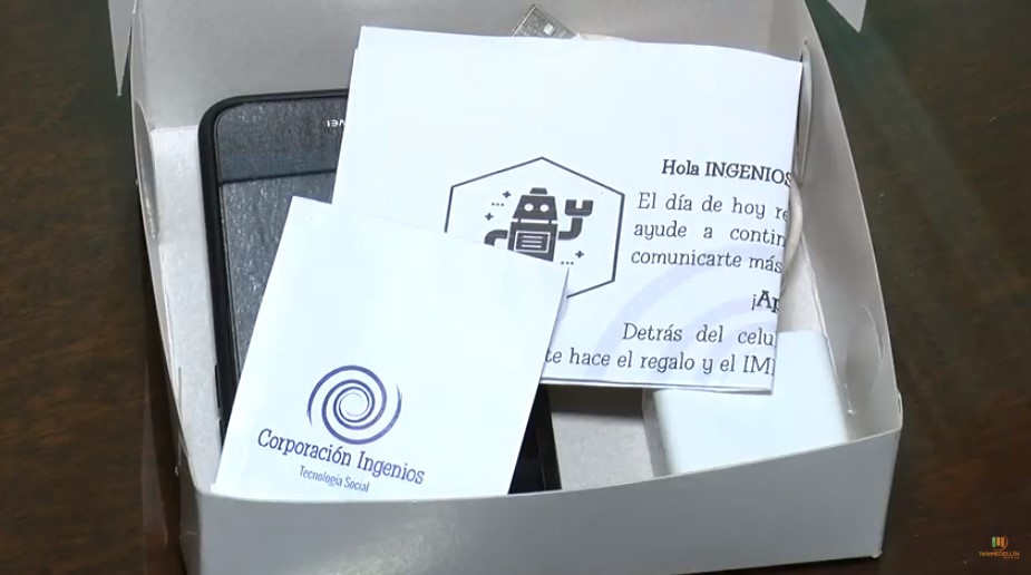 Corporación de Ingenieros entrega celulares a niños en Santo Domingo