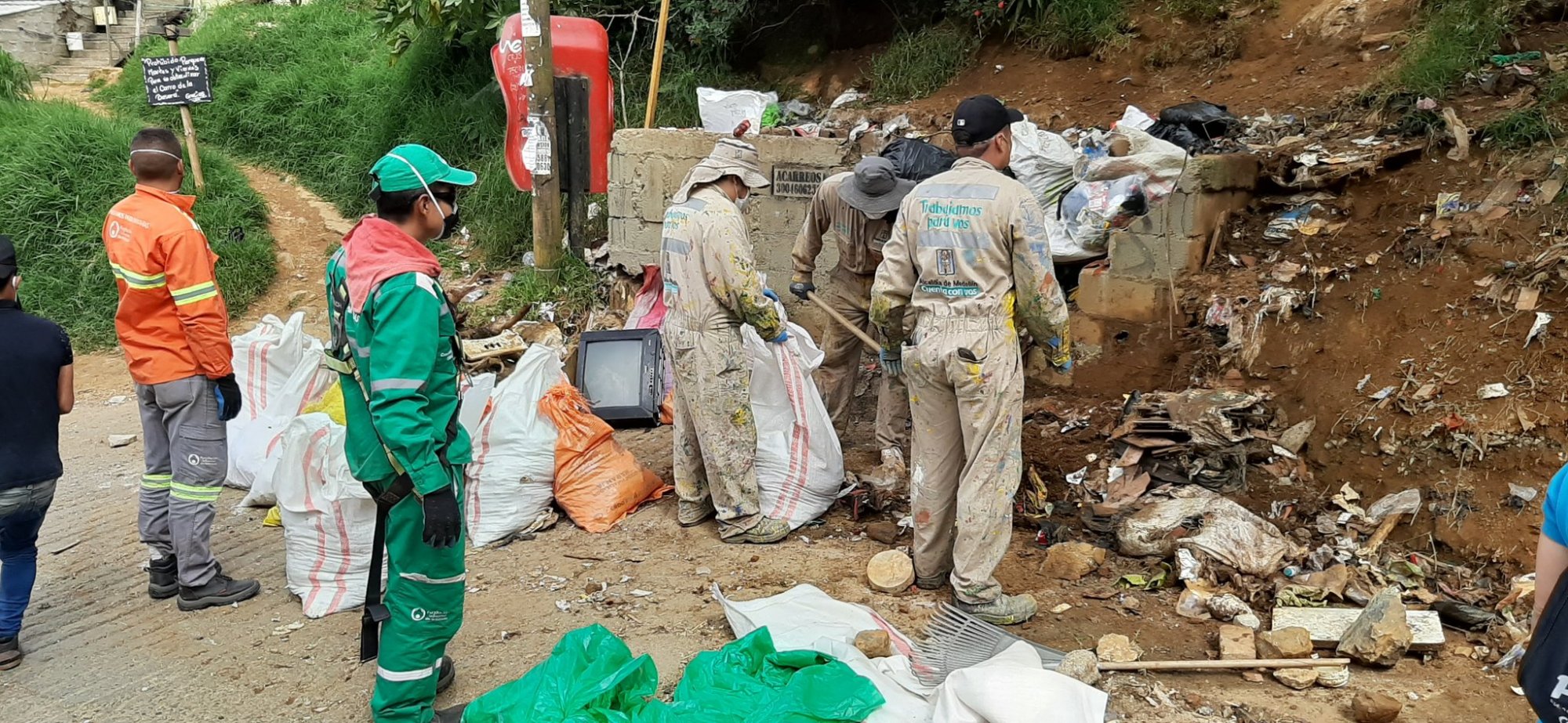 Emvarias y habitantes del barrio La Cruz recuperaron punto crítico del sector