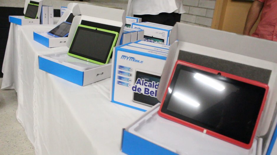 Alcaldía de Bello entregó tablets a estudiantes con dificultades especiales
