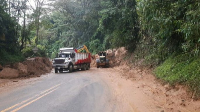 Cierre intermitente por derrumbe en la autopista Medellín- Bogotá