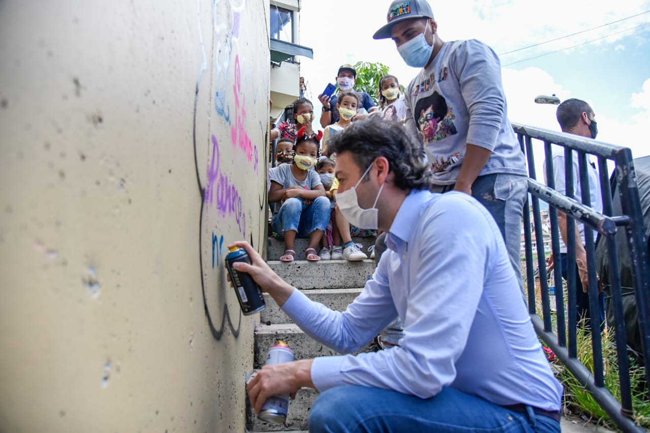 El alcalde de Medellín recorrió la Comuna 13