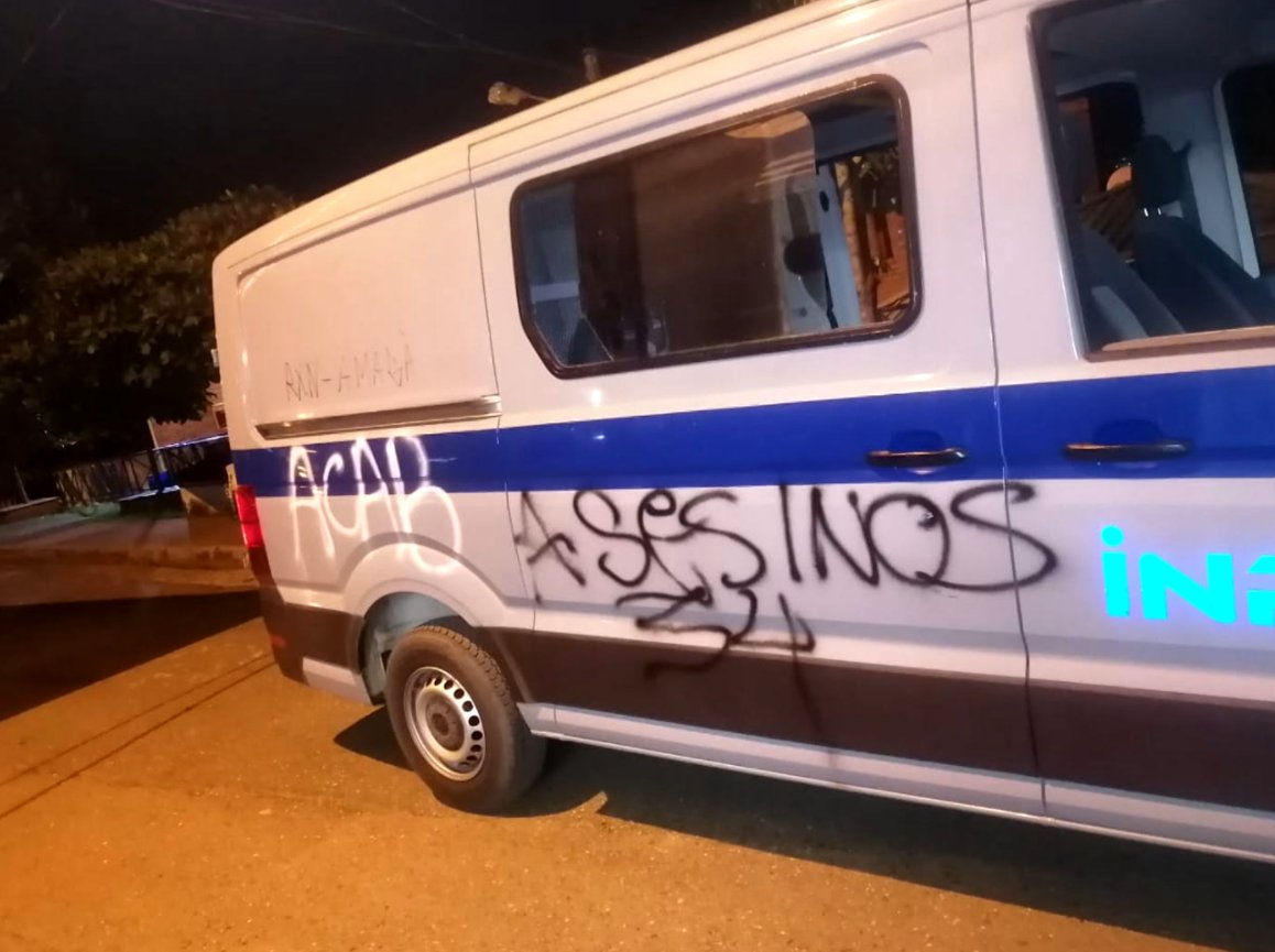 Varios vehículos oficiales fueron vandalizados en medio de las protestas