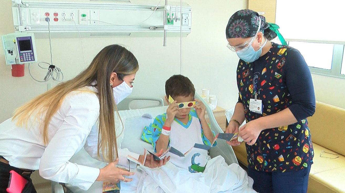 Comfenalco entrega libros a niños que permanecen hospitalizados