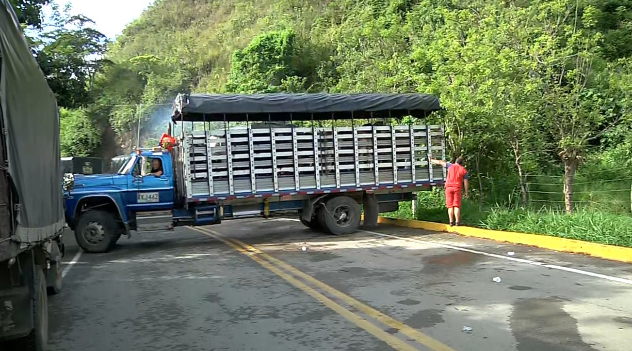 Abren paso controlado de camiones en la vía Uramita - Dabeiba