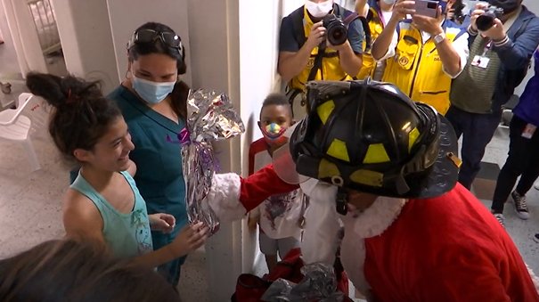 Bomberos entregaron regalos a niños internados en el Hospital General de Medellín