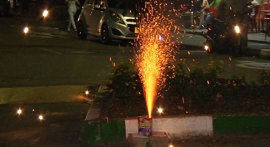 Padre fue multado con un millón de pesos por dejar quemar pólvora a su hijo