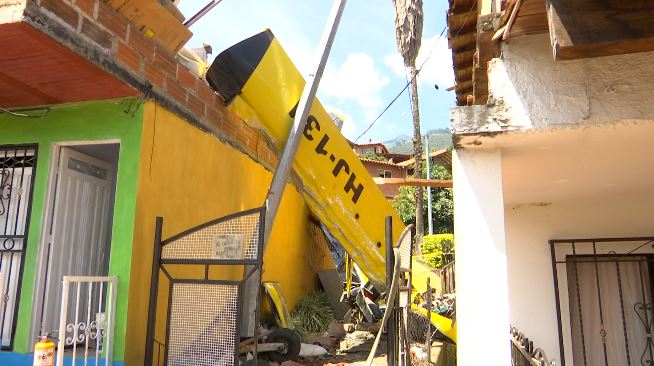 Tres heridos dejó caída de avión ultraliviano sobre vivienda en la vereda El Noral