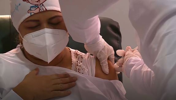 Vacunada primera persona contra el covid-19 en Colombia
