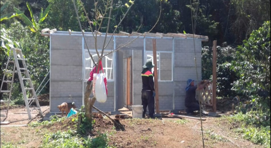 Habitantes de Andes le construyeron casa a familia pobre