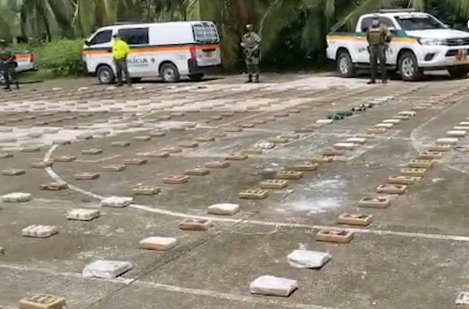 Ejército y Policía incautan 800 kilos de clorhidrato de cocaína en un parqueadero de Carepa