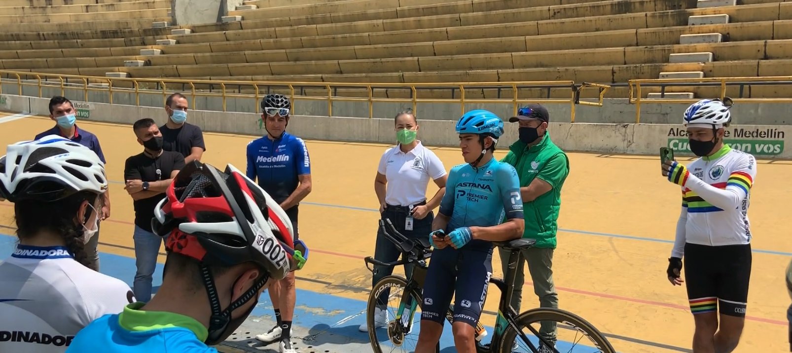 Harold Tejada, comparte sus experiencias con jóvenes aficionados al ciclismo