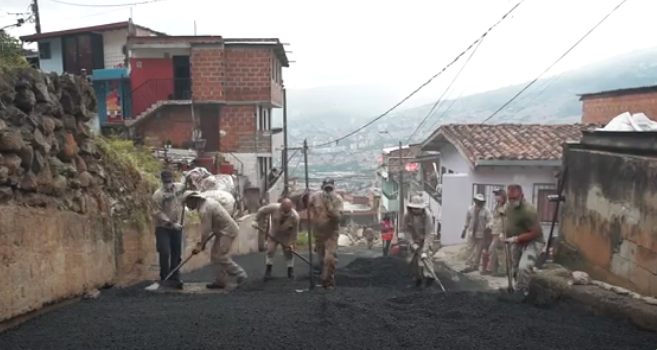 Huecos en malla vial de Medellín se incrementaron por lluvias y edad de algunas vías