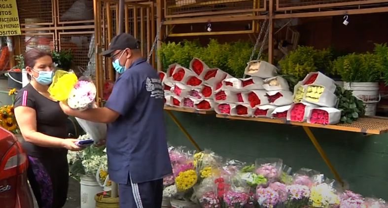 Comerciantes de la Placita de Flórez esperan vender sus productos durante el Día de la Madre