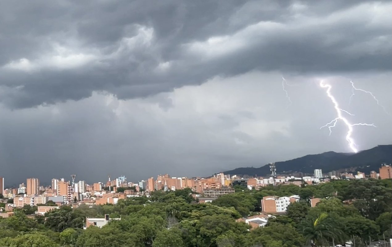 Videos: Fuerte aguacero en Medellín y el Valle de Aburrá