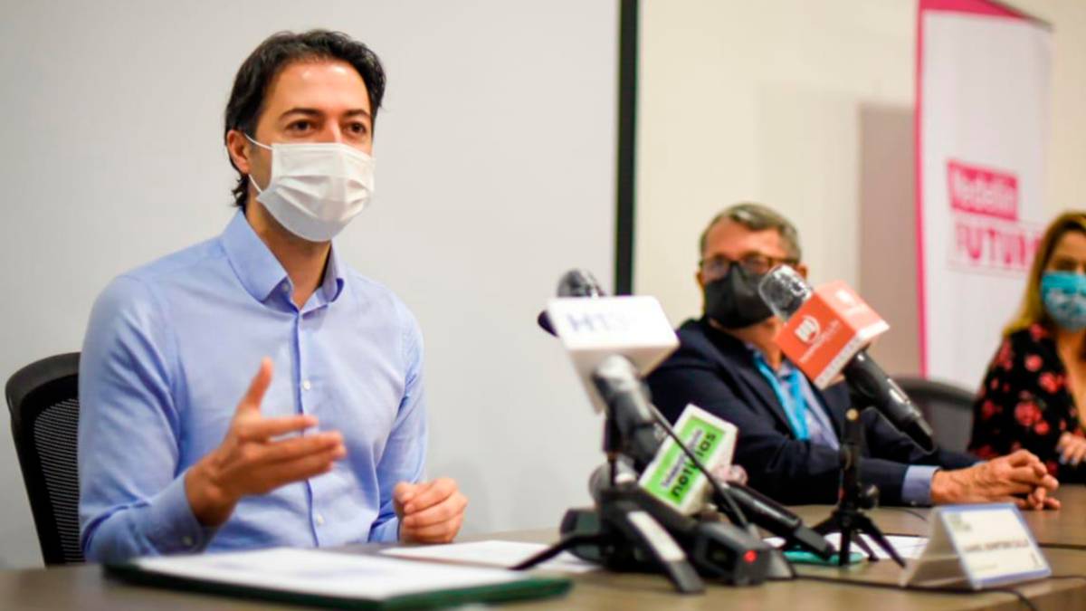 Alcalde de Medellín pide no bajar la guardia en proceso de vacunación
