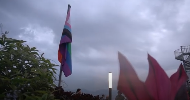 Bandera LGBTIQ+ es izada en el centro administrativo La Alpujarra