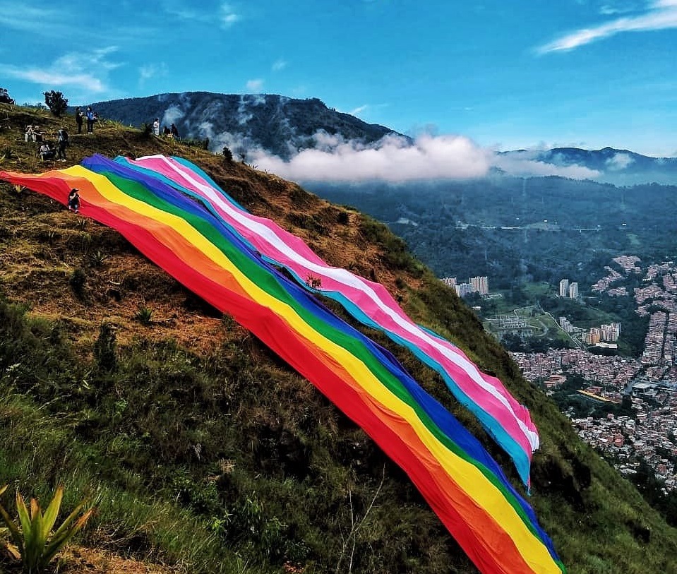 Colectivos LGBTI ondearon la bandera del orgullo gay en Medellín