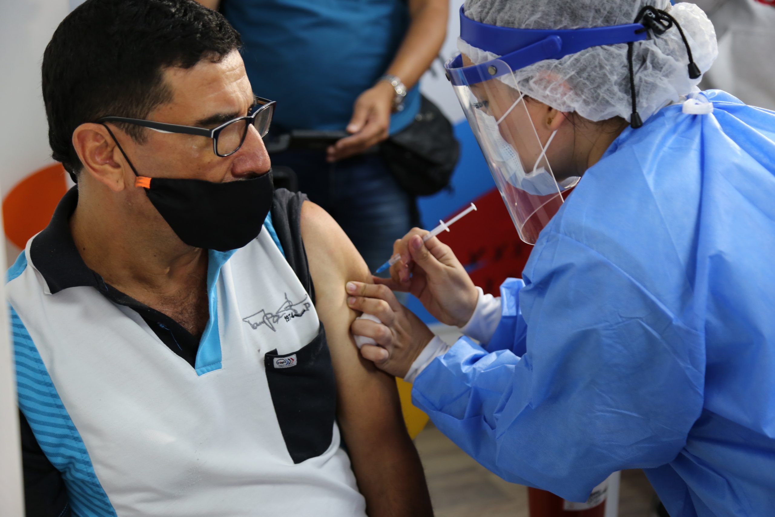 Jornadas de vacunación son claves para bajar el pico de contagios en Antioquia