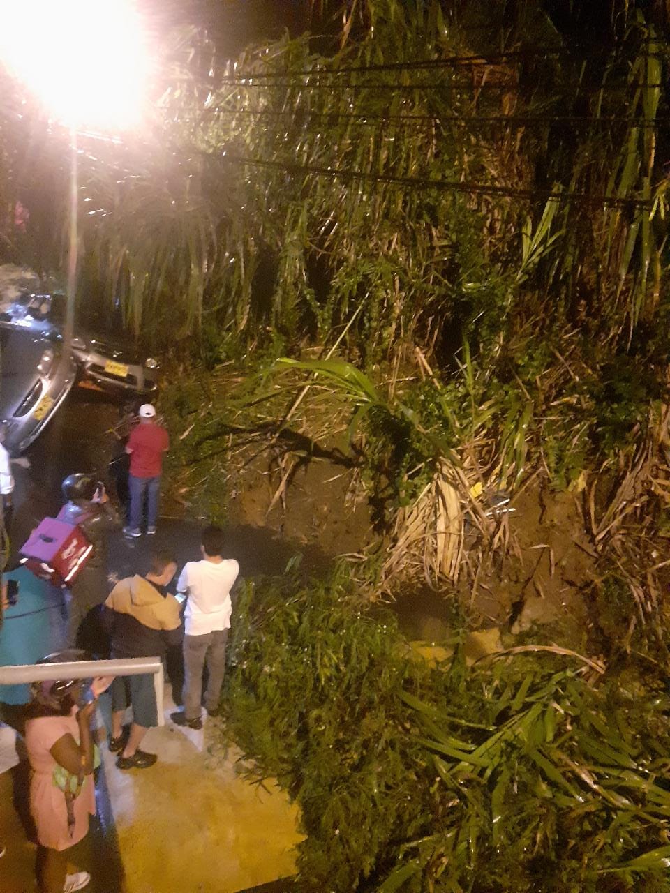 Deslizamiento de tierra en Caicedo afectó dos vehículos y obligó a evacuar viviendas