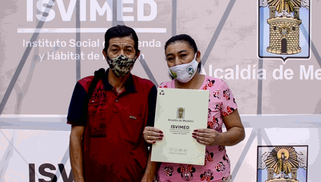 255 familias vulnerables de Medellín recibieron titulación de vivienda