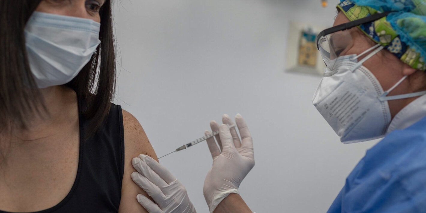 En Medellín ya se pueden vacunar los mayores de 45 años, sin cita