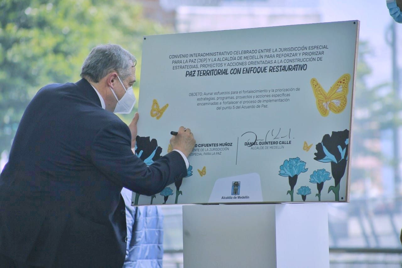Medellín firma alianza por las víctimas con la JEP