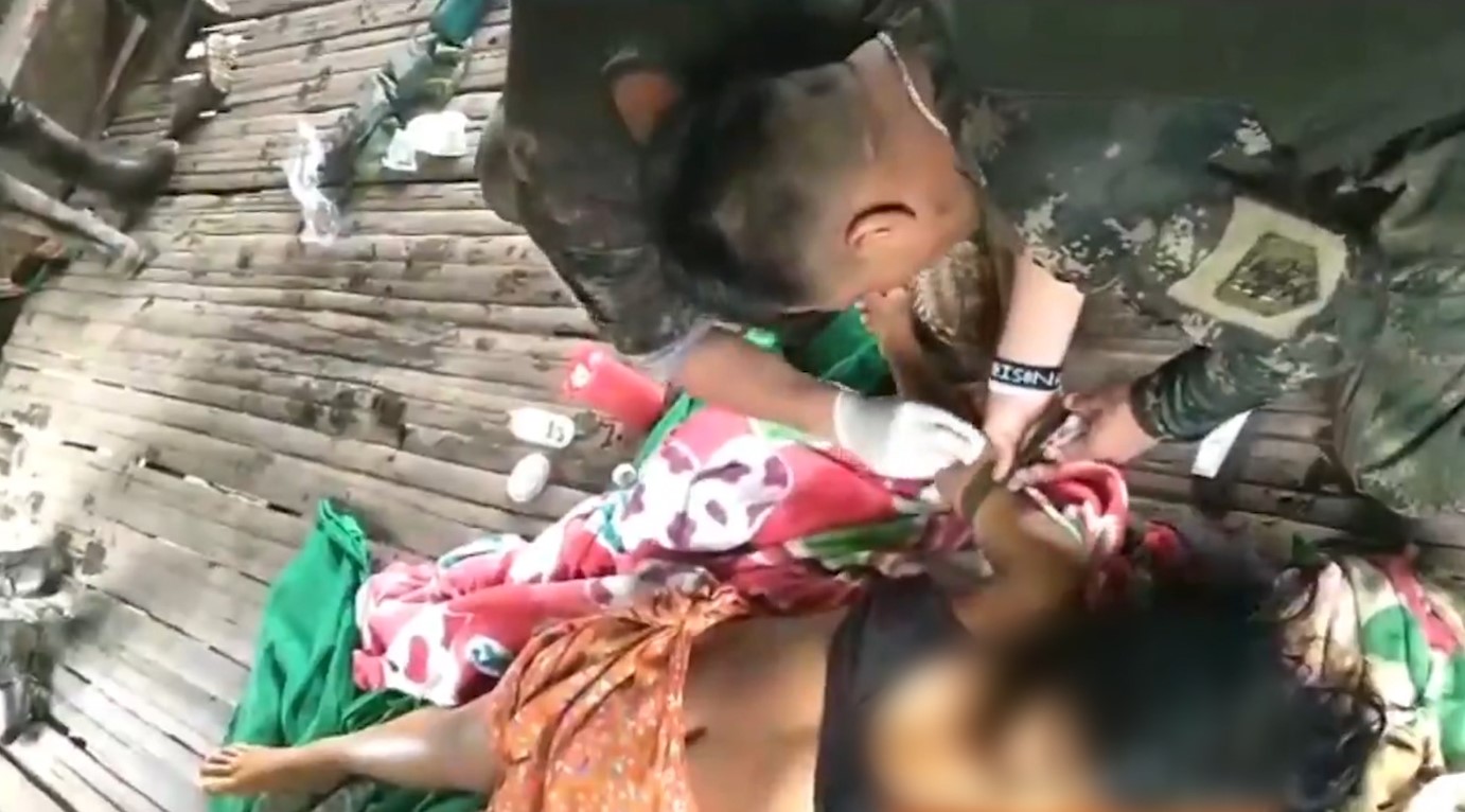 Mujer indigena resultó herida tras caer en campo minado