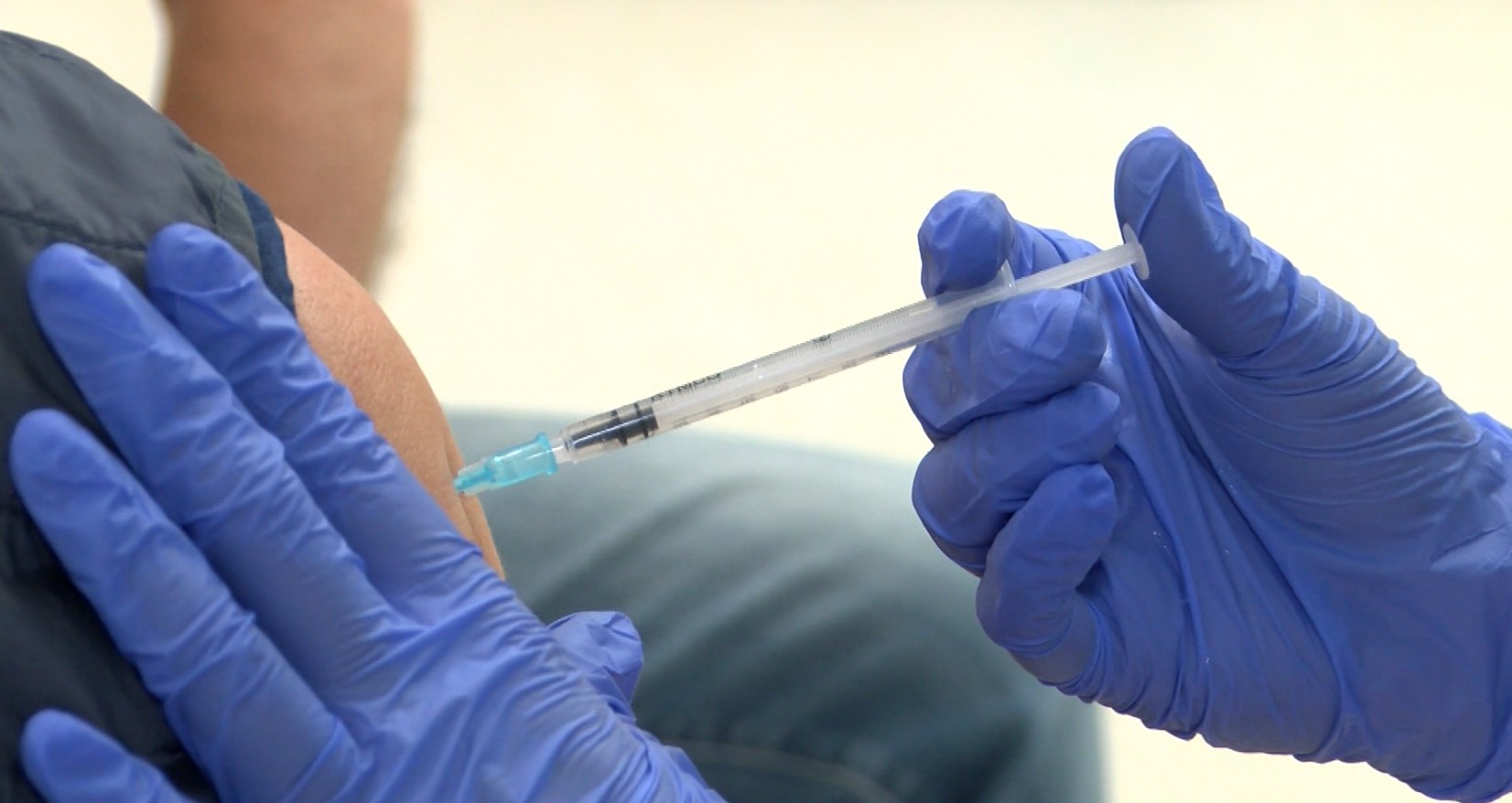 70 % de la población de Medellín ya recibió una dosis de la vacuna anticovid