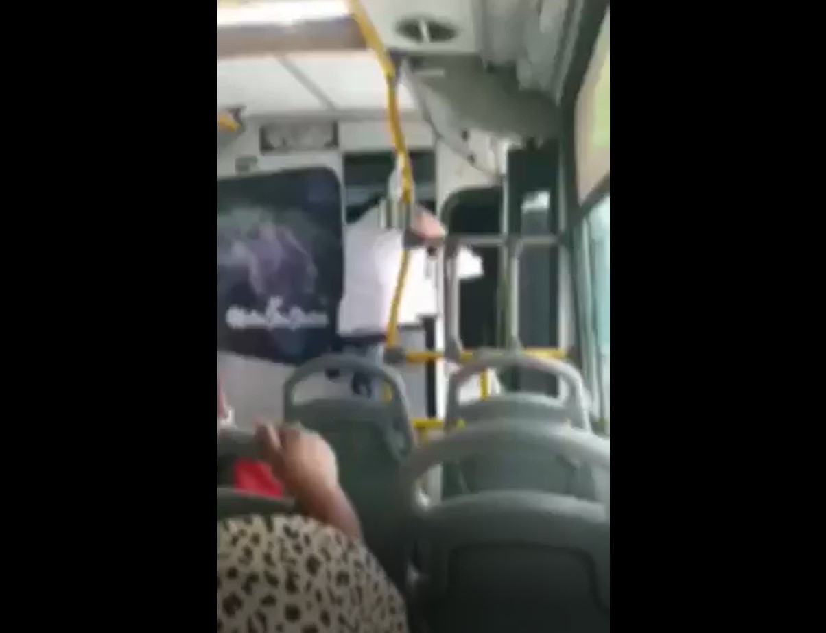 (Video) Fuerte agresión a presunto ladrón de bus